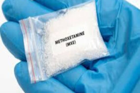 Methoxamin (MXE) rezeptfrei in der Online-Apotheke bestellen.Erfahren Sie, welche Dissoziativa sich in ihrer Wirkstärke unterscheiden.